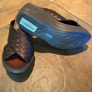 🎁 B Zees slides NWT